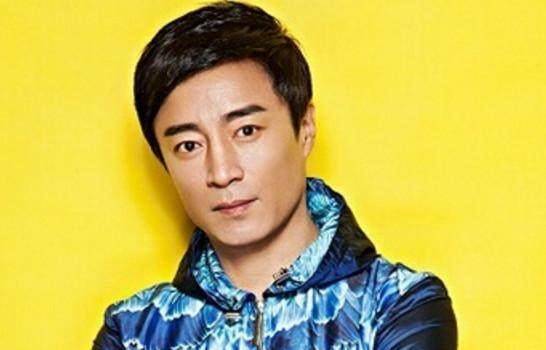 1986年,何中华出演了纪小黑执