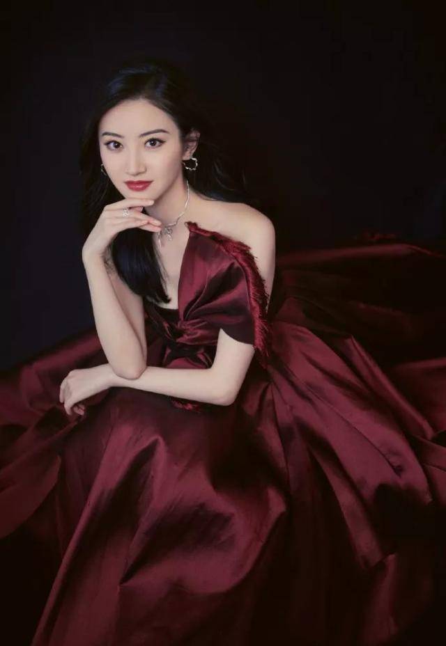 原来景甜的眉毛一直都画错了,如今换上柳叶眉,颜值猛涨数倍_风格_礼服