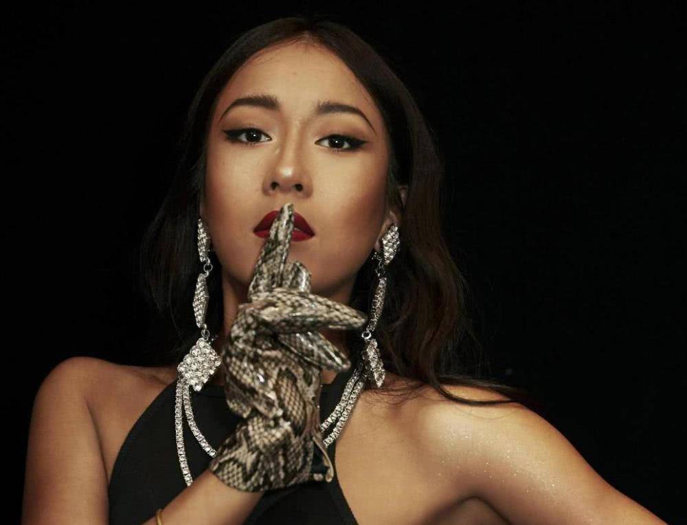 吉克隽逸深夜遇险,告诫女性,张玮称晚上你出门都看不见你_张炜_皮肤