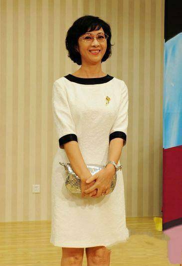 龚雪67岁了也好洋气,毛衣搭小礼帽时髦淡雅,真是从年轻美到老_气质