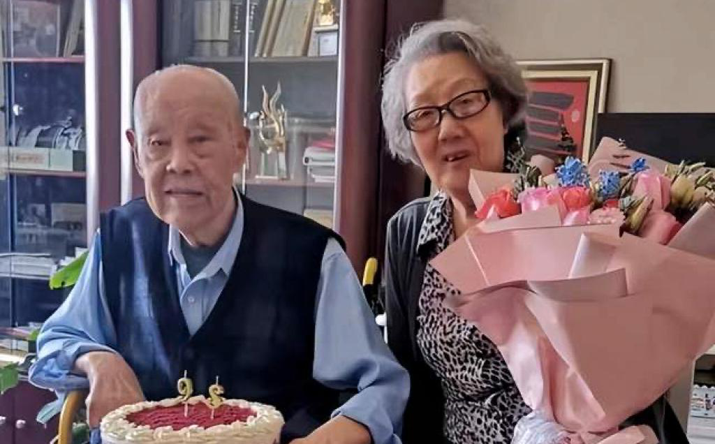 “太上老君”郑榕因病去世，5月刚过完生日，与妻子最后合影曝光