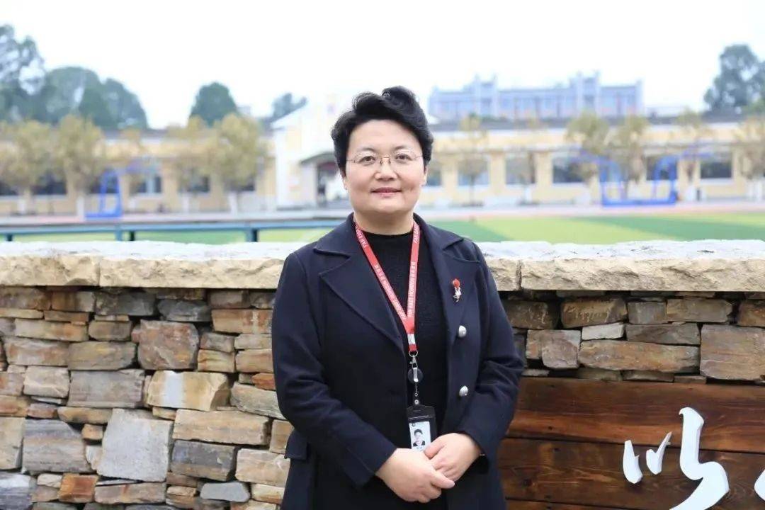 据了解,李海华毕业后就在都江堰聚源中学,成都市实验外国语学校附属