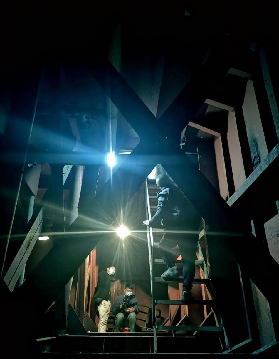 这样《过河成林》拍摄中就像这样当然是整理剧组回传的拍大夜戏的图片