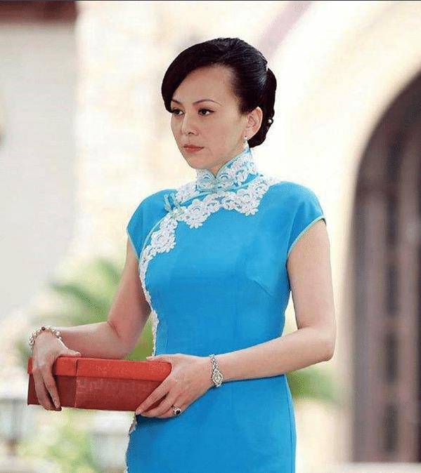 50岁"雪姨"为43岁黄奕下跪,场面险失控,何洁反应更引人关注_王琳为