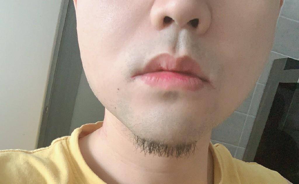 从照片上我们能看得出来,孙子钊只留了下巴上的一撮胡子,其余地方都
