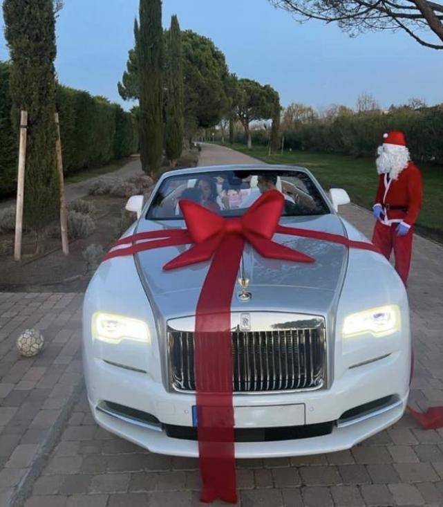 C罗原创社交媒体圣诞礼品！女友乔治娜花大代价送总统豪车