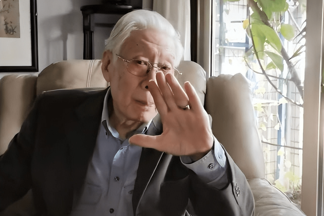 86岁老戏骨焦晃为知名女导演助阵,身后周慧珺亲笔字画,1尺5万元_网友