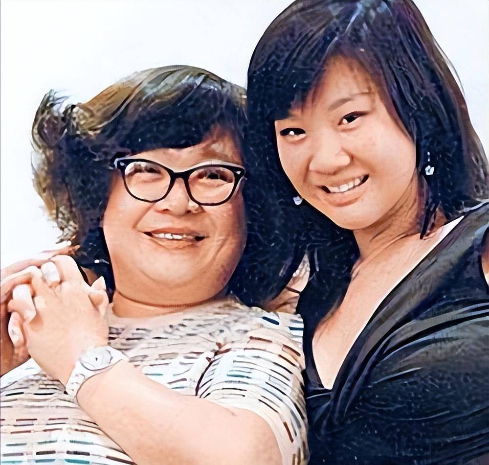 被贴上爆肥,恋爱脑,无业标签,她是郑欣宜_妈妈_沈殿霞_遗产