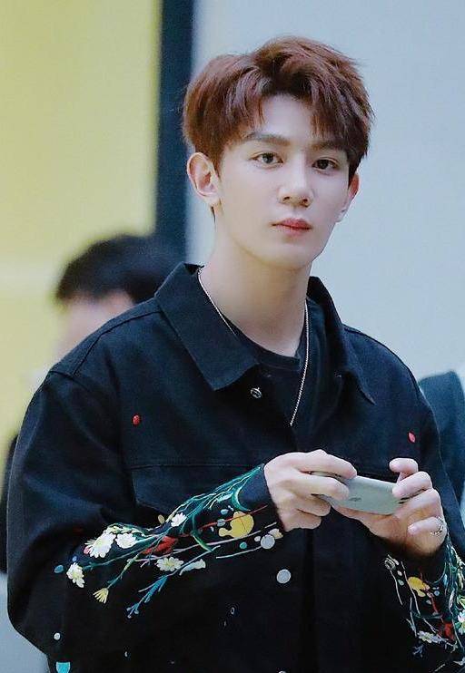 r1se终究未靠实力出圈,被花边新闻点缀的破晓色,难以修复_夏之光_年龄