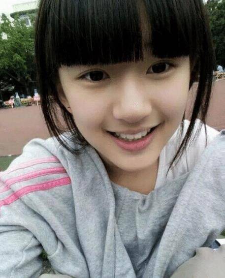 有种"qq女神"叫初中时期的赵露思,齐刘海双眼皮超耐看,难怪风靡qq空间