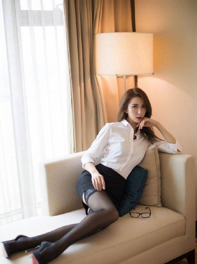 高挑美女秘书,虽然身穿古板制服,却能展现知性时尚气质_职业_美貌