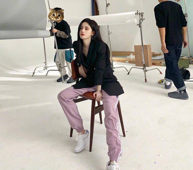 鞠婧祎拍写真打哈欠,成为网友热议话题:注意休息!_魅力_舞台_四川