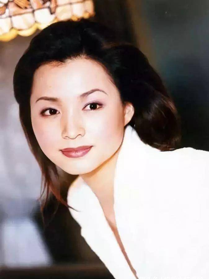 董卿20年前照片曝光,相貌清秀身材苗条,与现在优雅时尚判若两人_电视