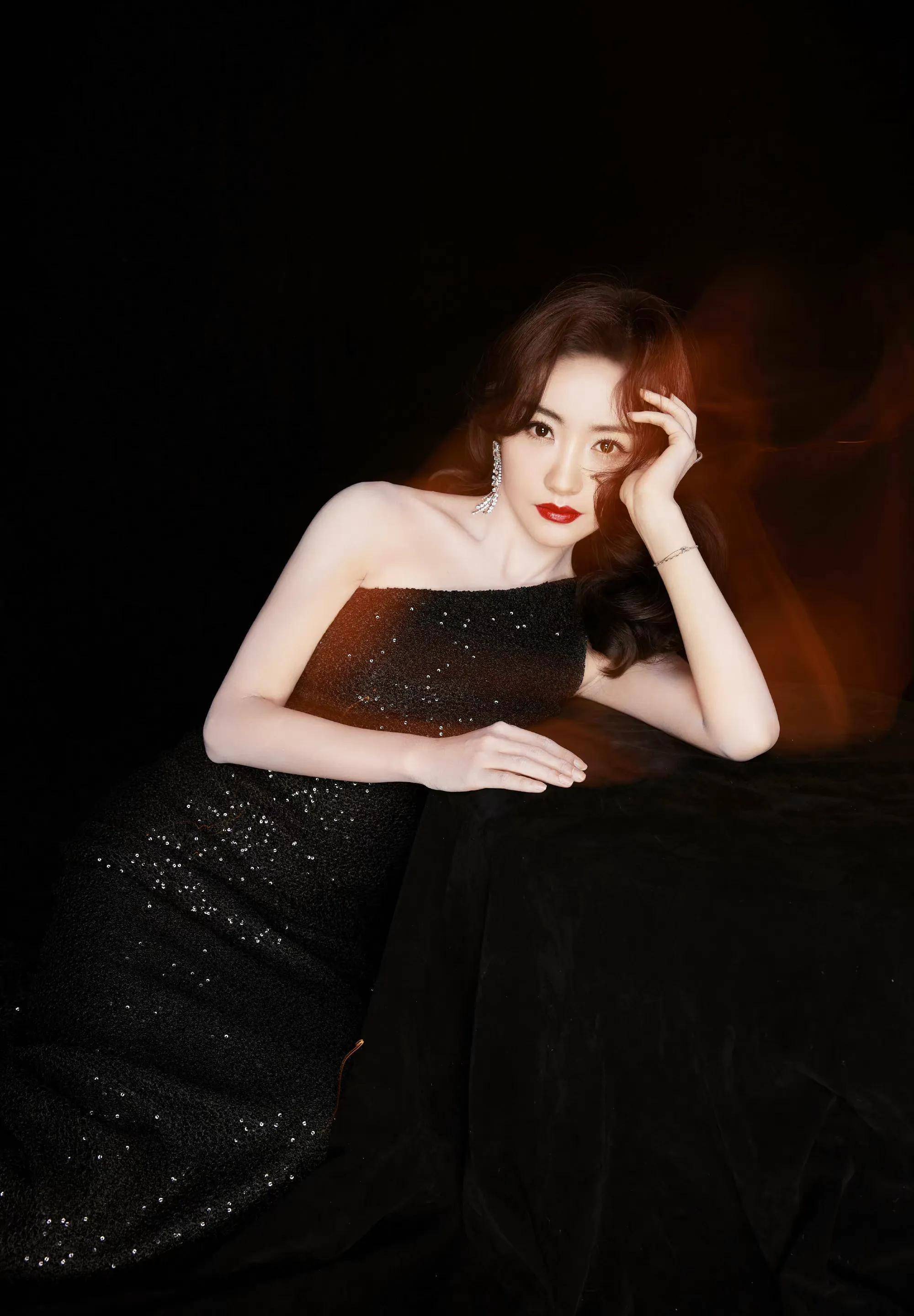 杨蓉复古名伶大片,穿斜肩亮片裙格调非凡,优雅高贵._黑色_角色_造型