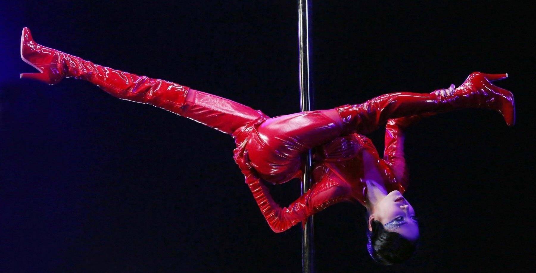 蔡依林微博晒运动风写真,一字马标准活力十足,真身材管理大师没跑了