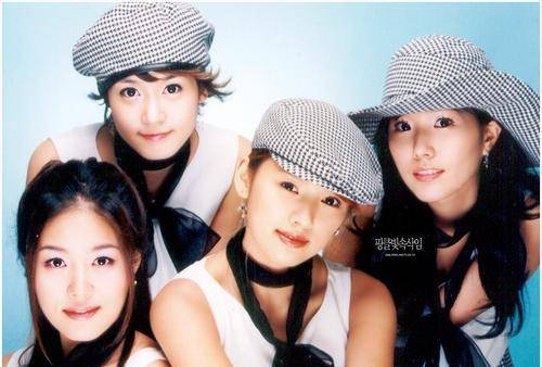 她们四个女孩均身高168公分,平均年龄也是18岁,119岁的李孝利还是队长