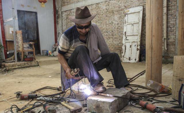 6旬独臂大叔靠单手制作非遗扇鼓,一个卖300元,看