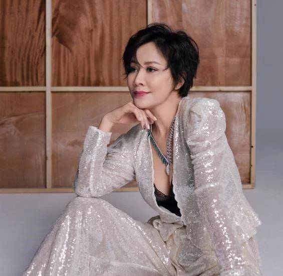 42岁左小青最近的照片,皮肤白皙迷人,"旺夫腿"堪称一绝!