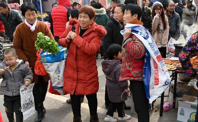 年根赶山西农村大集,发现编织袋成一道风景,大爷:这东西好啊_集市