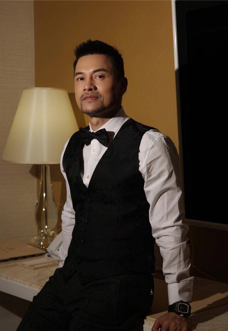 65岁的吕良伟状态非常好 从未改变过还是上海滩那个丁力的样子_生活