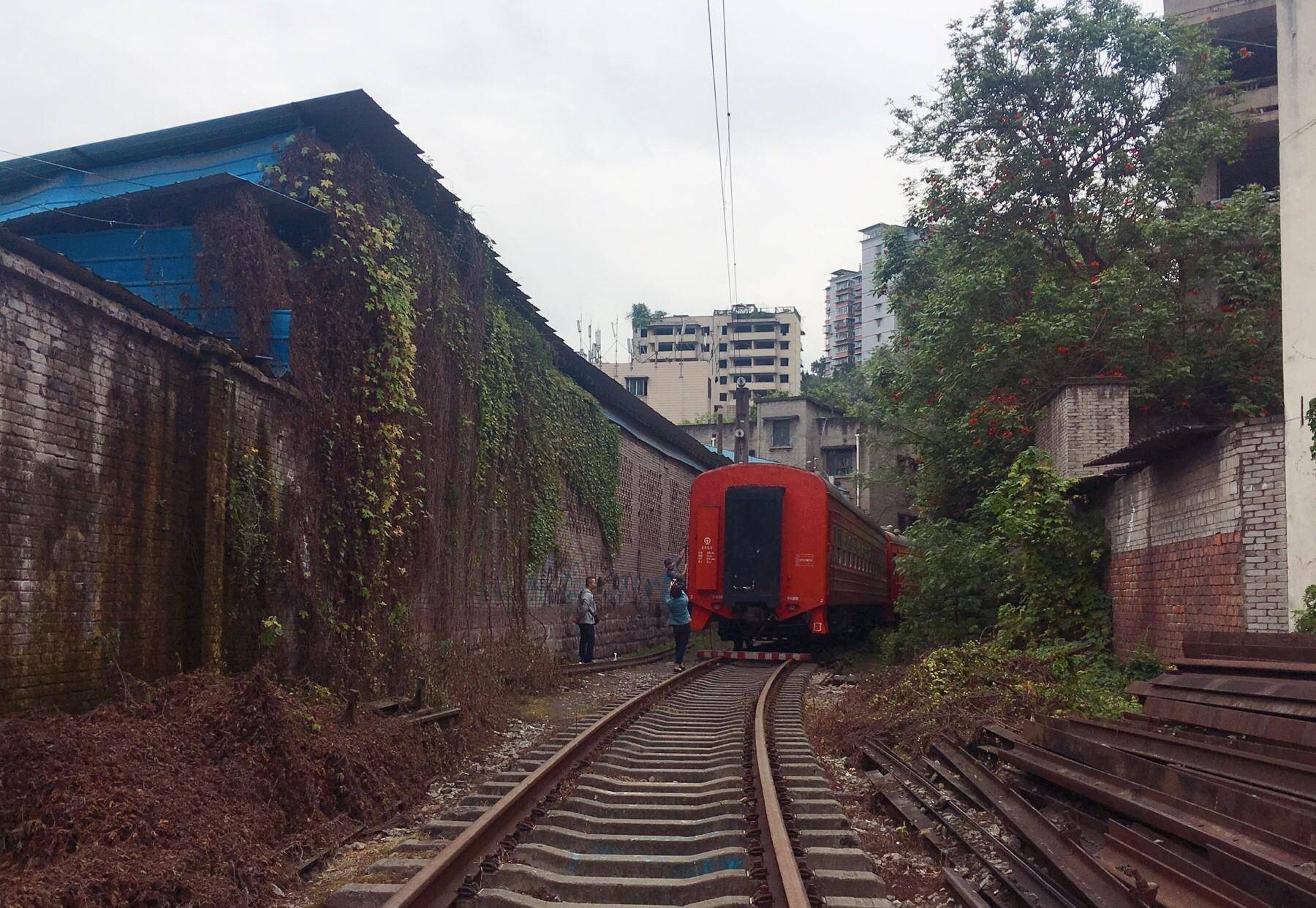 打卡茄子溪文艺小铁路,寻找落叶下的复古情怀_火车_刘永东_感觉