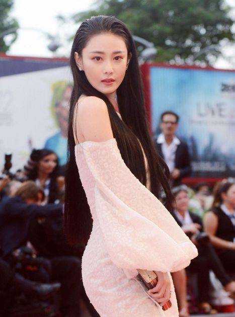 张馨予帮何捷刮腋毛打粉底,他从此被贴上软饭男标签,妻奴化严重_老婆