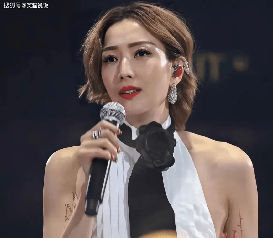 50岁郑秀文新造型又美又飒:身材纤瘦状态很好,红光满面笑容灿烂!