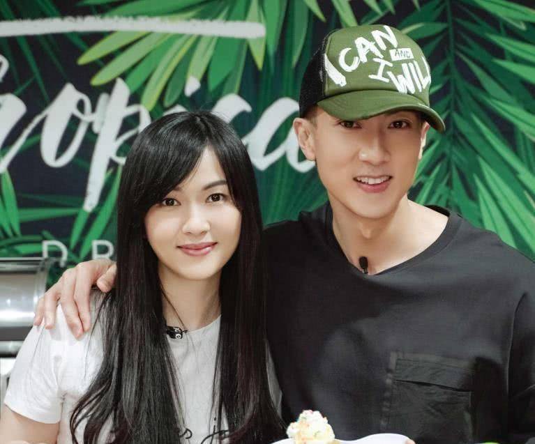 因为吴尊有着很帅气的长相,所以他的老婆让人感觉是特别精致的样子,而