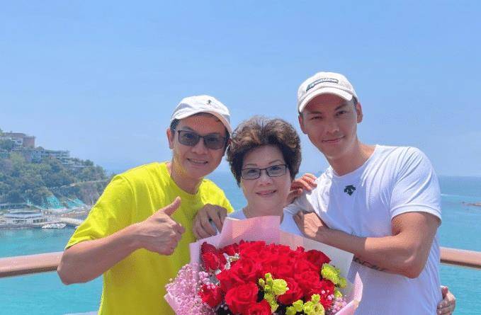 陈伟霆与妈妈过六一?皮肤黝黑依旧帅气,笑容灿烂荷尔蒙爆棚?