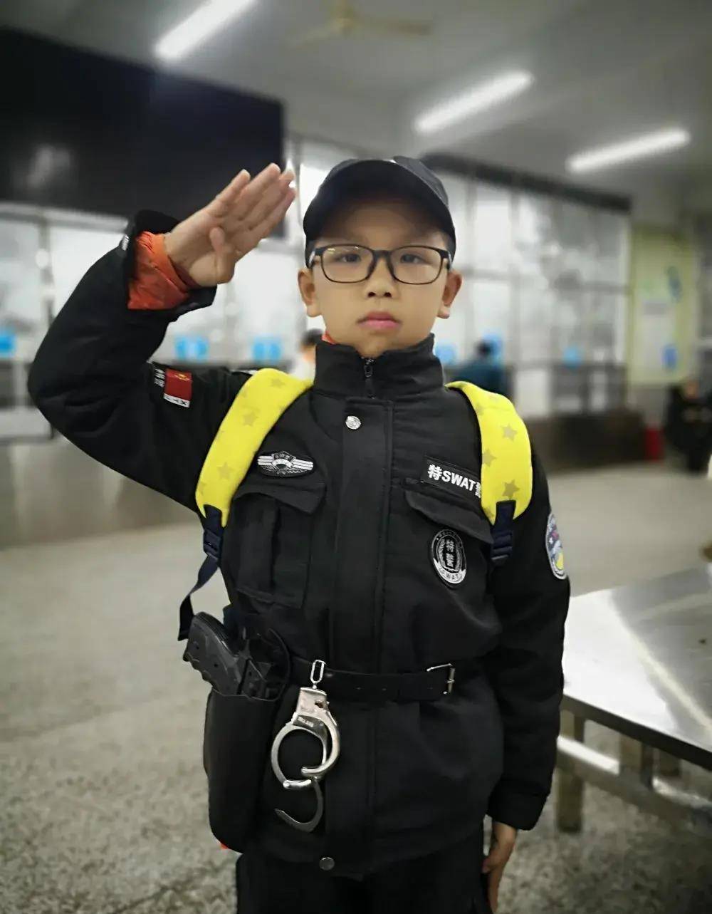 林黛玉和关公一起游校园,英姿飒爽的花木兰带同学们嬉戏,小白龙和师傅