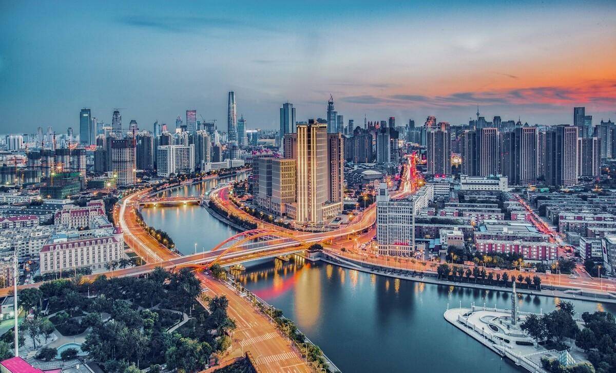 天津:旭日东升的津湾广场风景如画_海河_中国_建筑群