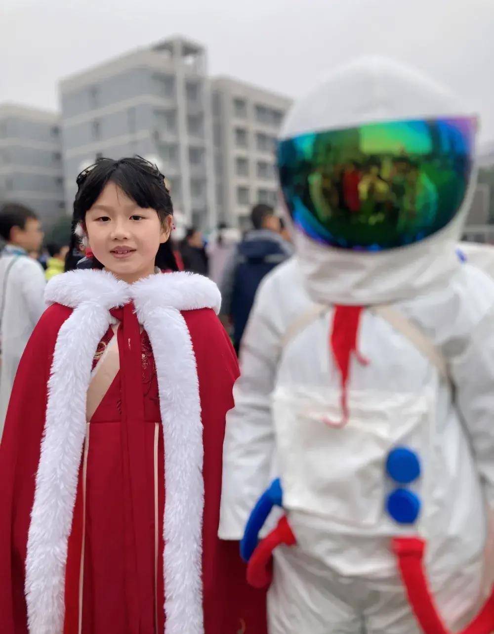 林黛玉和关公一起游校园,英姿飒爽的花木兰带同学们嬉戏,小白龙和师傅