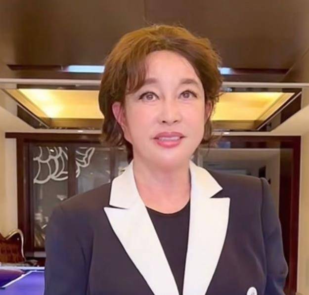 刘晓庆近照被指撞脸佛祖,皮肤白皙精神好,耳朵和眉毛却显怪异_穿着