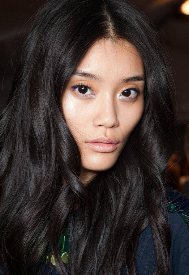 阔太奚梦瑶早期照片曝光,国际超模脸棱角分明,瘦骨嶙峋成纸片人_黑色