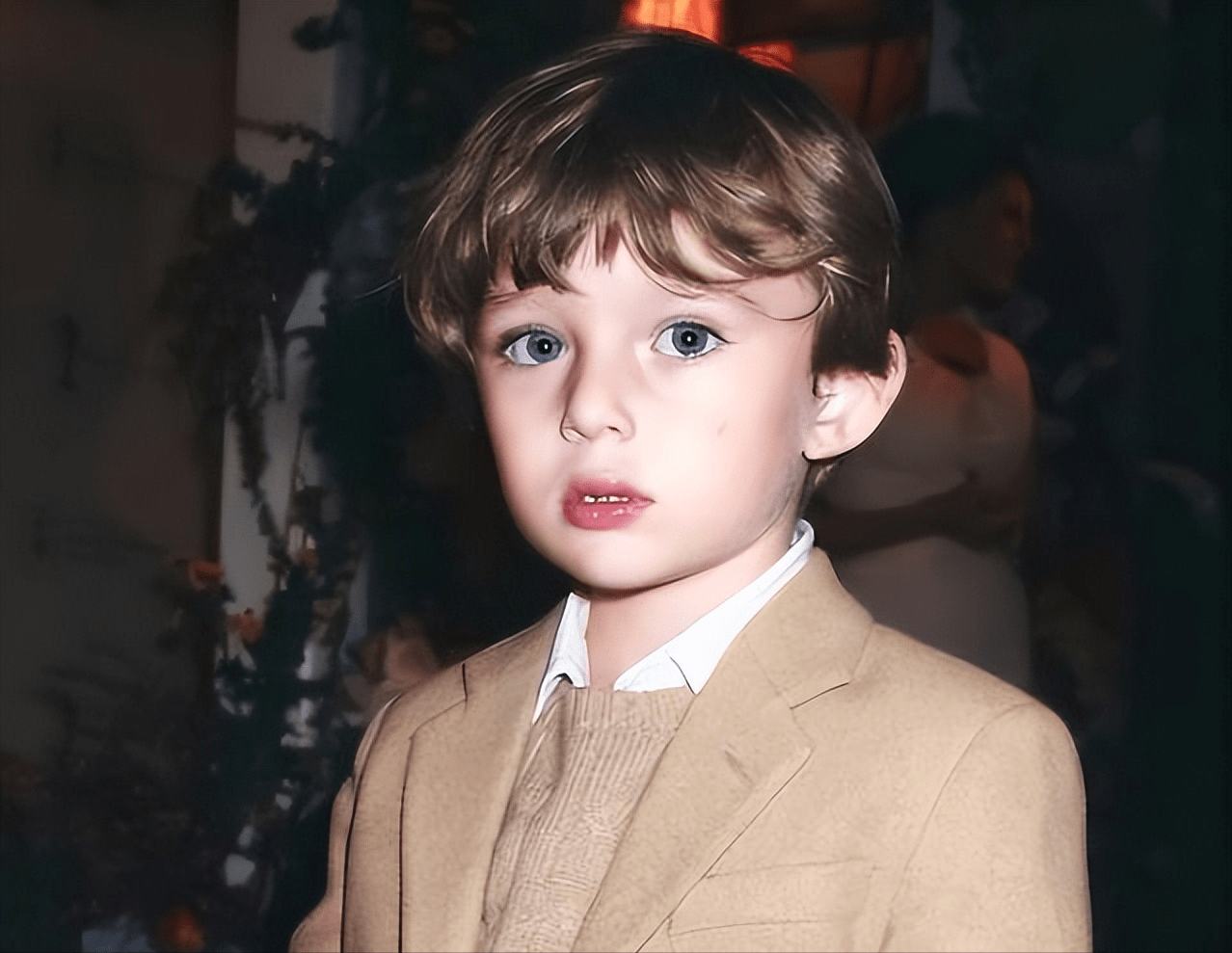 巴伦:特朗普60岁生的老来子,身高超2米,在姐姐婚礼上风头最盛_梅