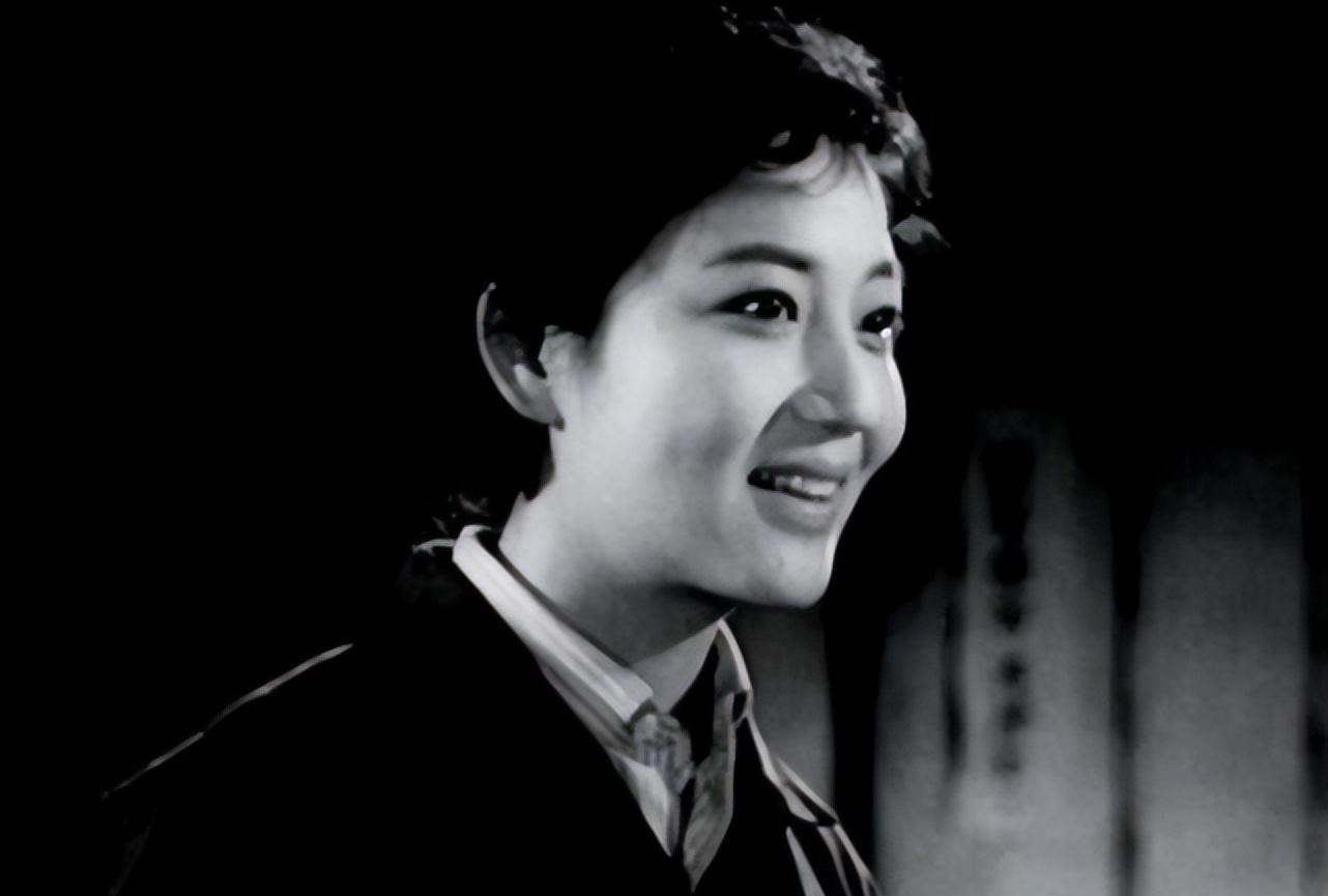 到了1964年,李长乐在《青年鲁班》中扮演女一号"夜校老师秦淑贞.