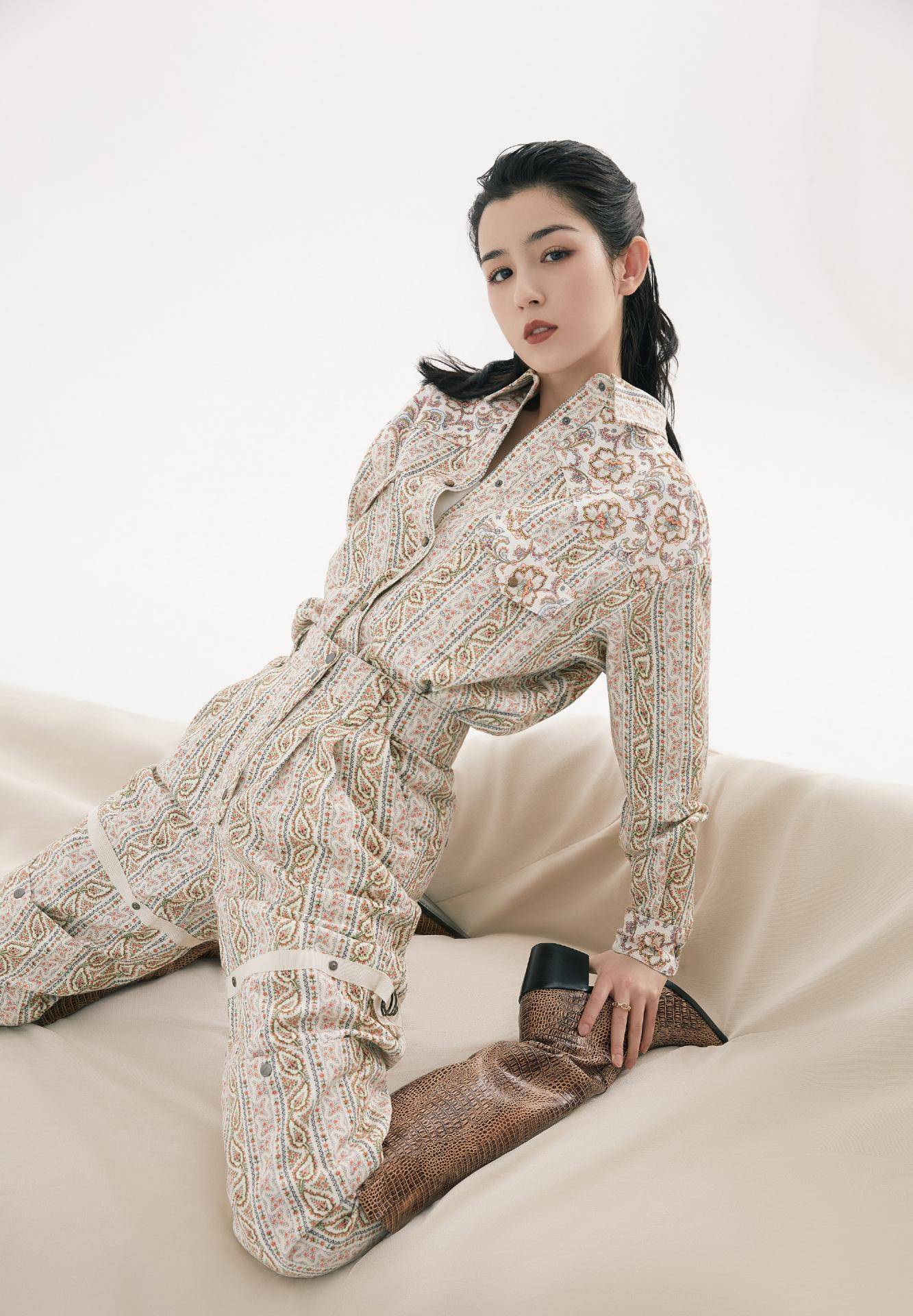 哈妮克孜亮相百花奖,皮肤白皙令人羡慕,轻松驾驭芭比粉套装_哈尼_衣服