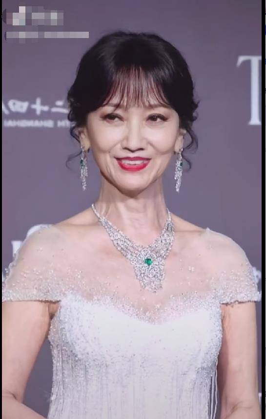 赵雅芝生图再次翻车?面部凹陷脖子松弛,网友吐槽看上去像80岁?