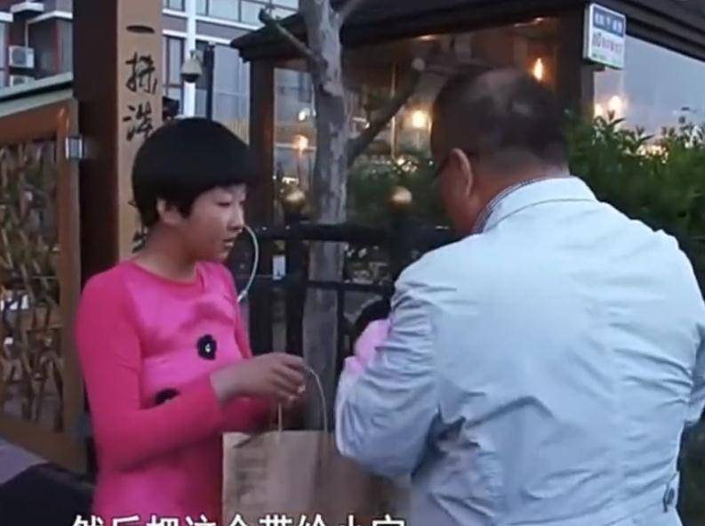 "变形记"最苦丫头:拒绝城市爸爸领养,回到农村后,怎样了?