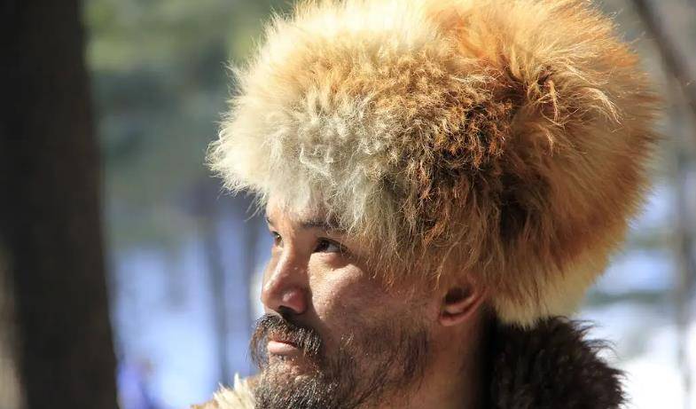 土匪谢文东流窜深山,贺晋年苦寻未果,老猎户支招:看乌鸦向哪飞_东北