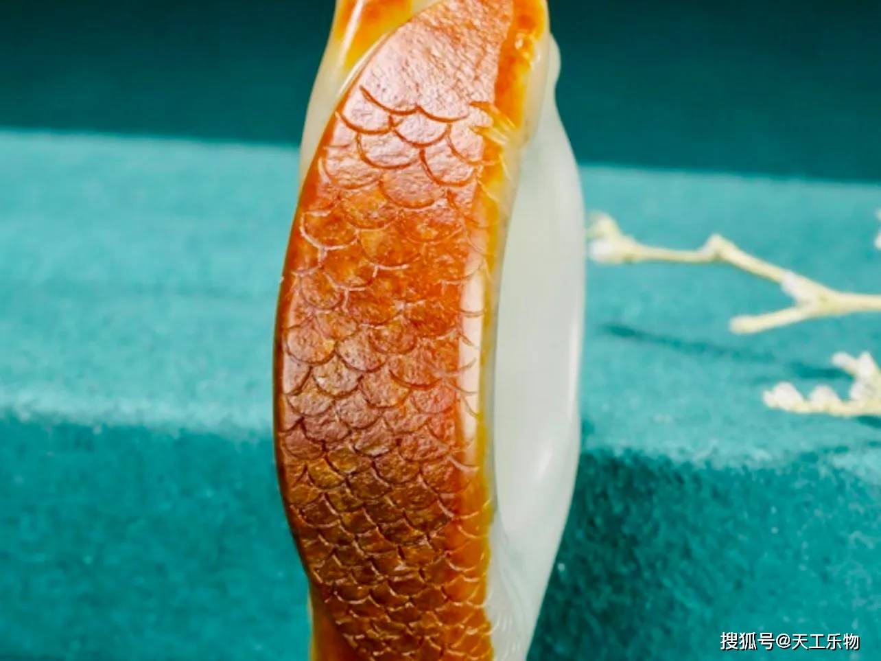 红皮细白肉,内部有窜脏!玛丽艳籽料"龙鱼"的巧雕处理!_皮色_瑕疵_玩家