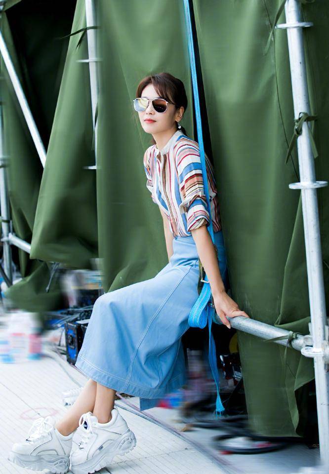 刘涛红衣红唇,41岁气质迷人,不愧为国民媳妇_裙子_连衣裙_颜色