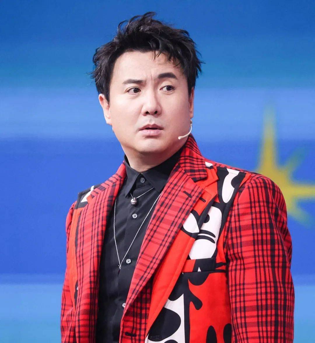 近日,有人扒出五年前,沈腾第一次做主持的样子,真·军艺校草!