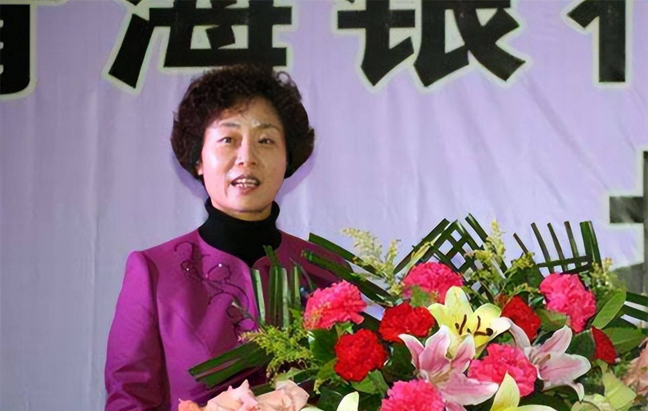 王丽的双面人生:在外穿破洞裤子,"金屋"内穿戴奢侈品自我欣赏_银行