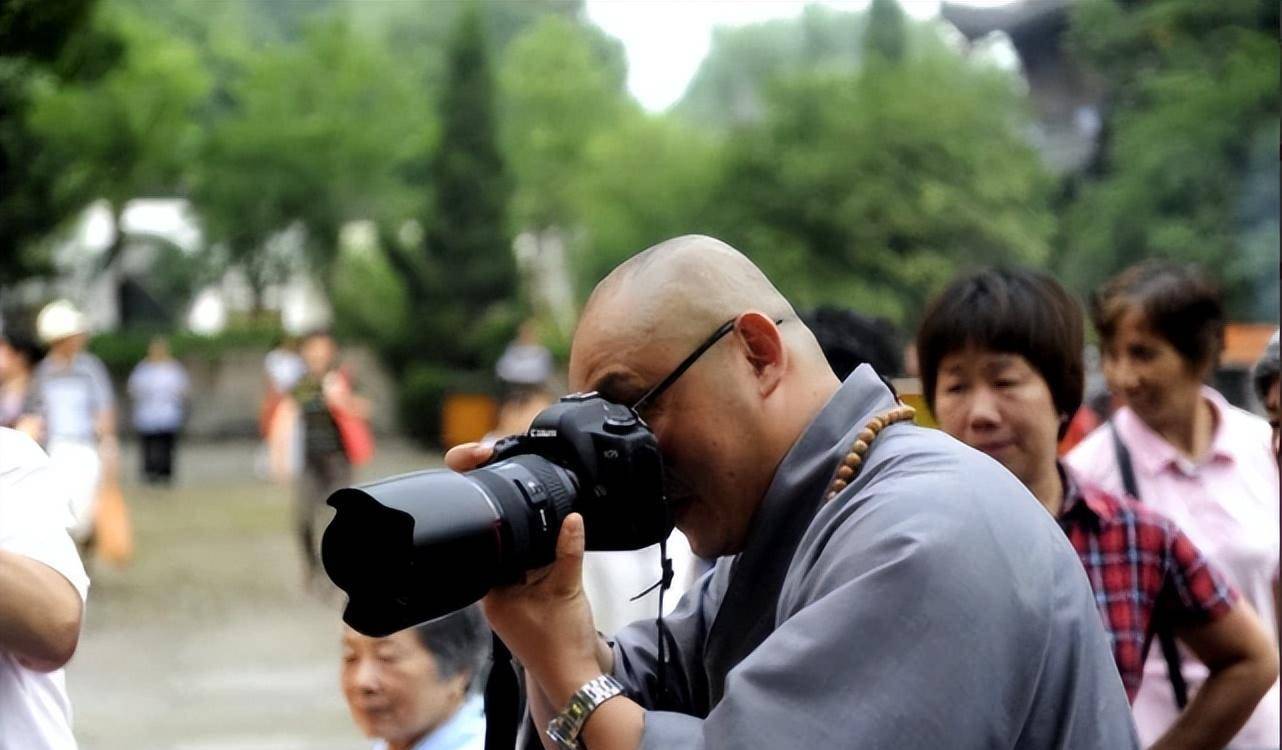 在此期间徐心联跳水砍柴,什么活都做,获得了很多好感,等宏行法师回来