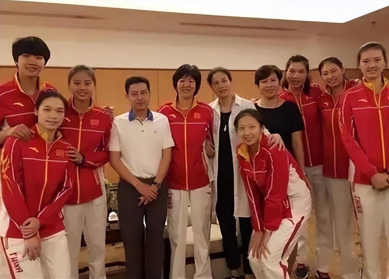 当初也是郎平扶持的女排主帅,他主张"将球交出"_袁伟民_训练_主教练