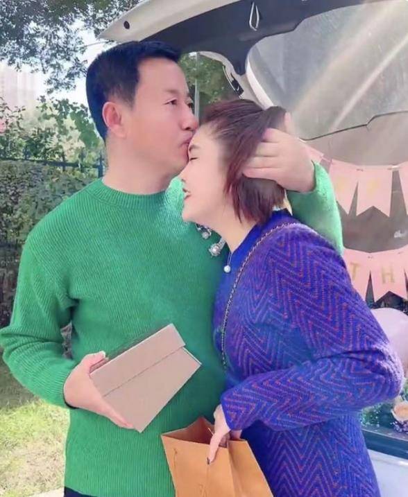 57岁长贵在酒店办生日宴,跟妻子同吃一碗长寿面,当众吻妻超浪漫_吴琼