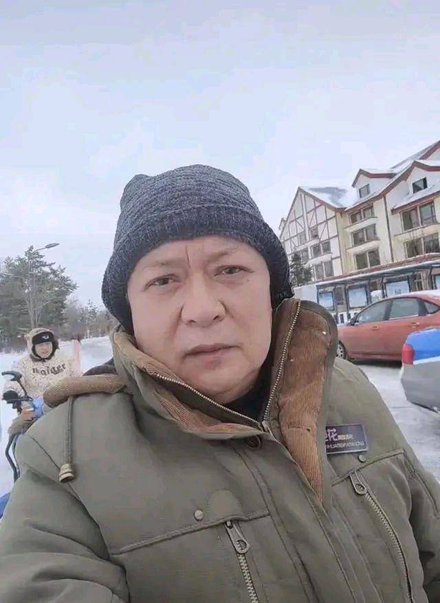 迟志强是一个地道的东北人,出生于黑龙江哈尔滨,年轻时他因长相帅气