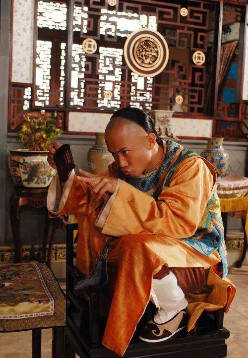 奸角出头敖嘉年离巢了!最红角色"排骨仔"居然拍到佢抑郁?