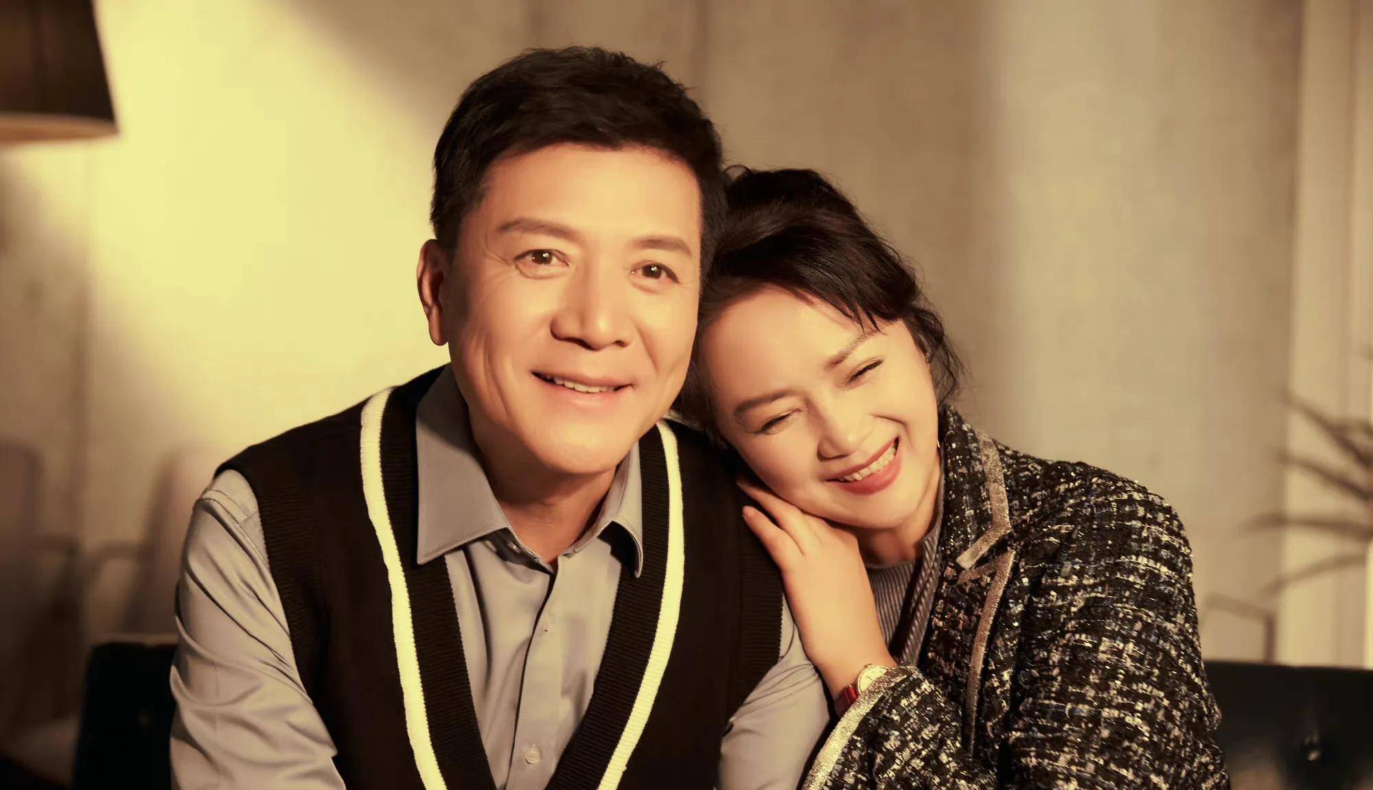 55岁茹萍姐姐和二婚老公庆祝结婚23周年,两人笑容甜蜜